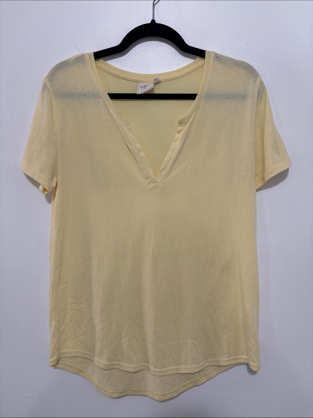 White Crow Light Yellow Split Notch Neck Short Sleeve T-Shirt Size M Curved Hem